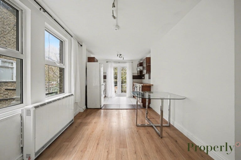 Flat Algernon Road in Greater London