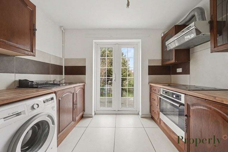 Flat Algernon Road in Greater London