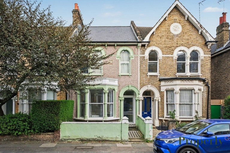 Flat Algernon Road in Greater London