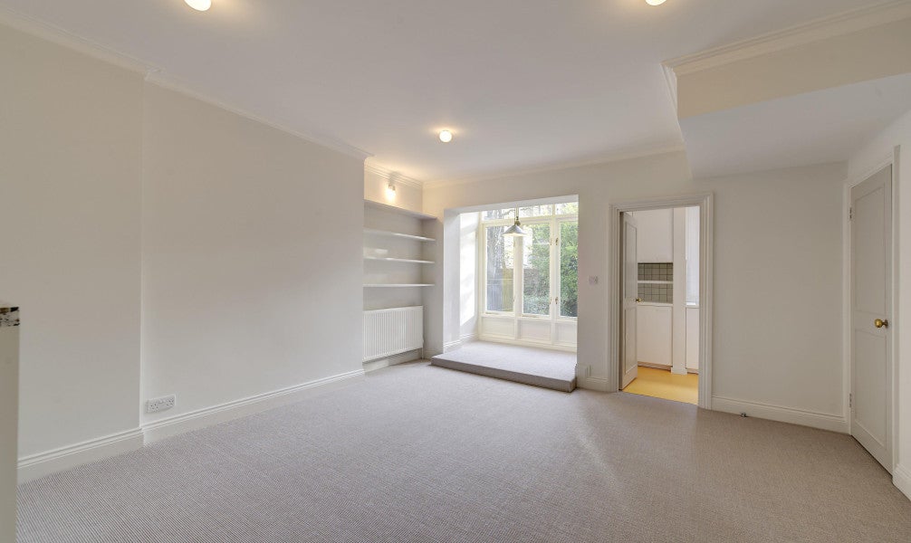 Flat Cathcart Road in Greater London