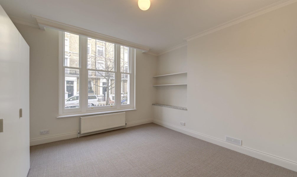 Flat Cathcart Road in Greater London