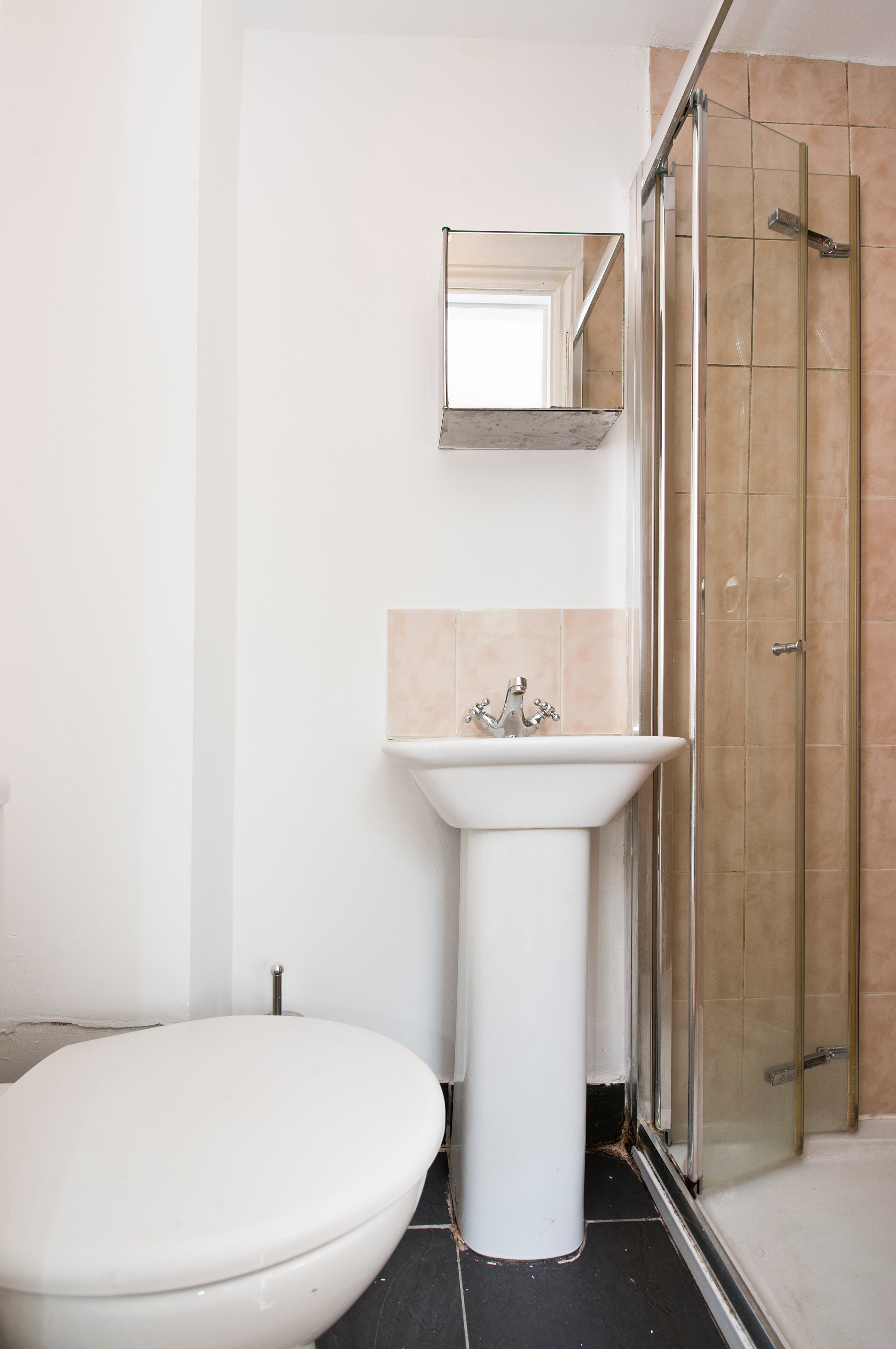 Flat Dalling Road in Greater London
