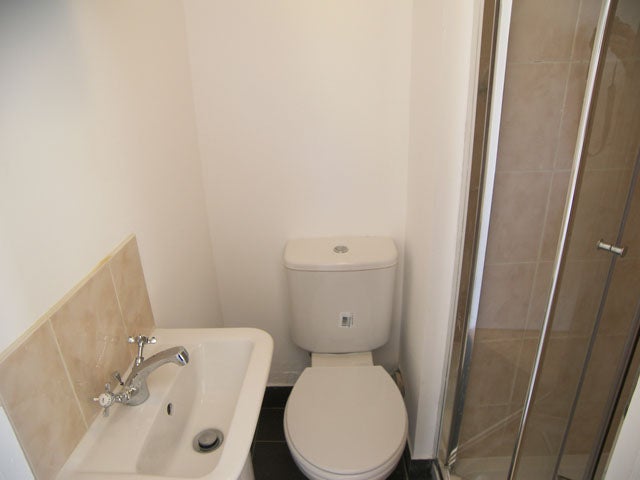 Flat Dalling Road in Greater London