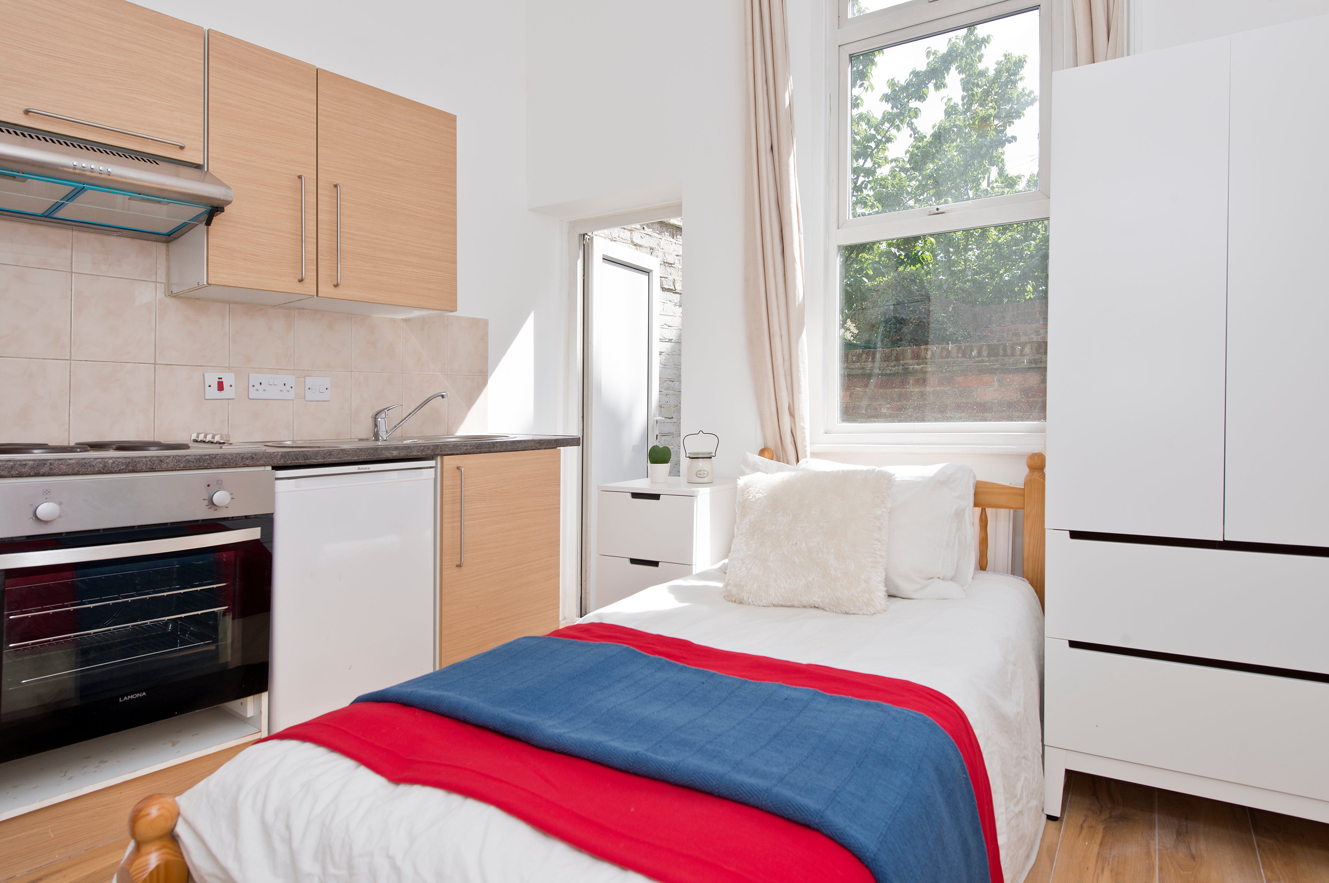 Flat Dalling Road in Greater London