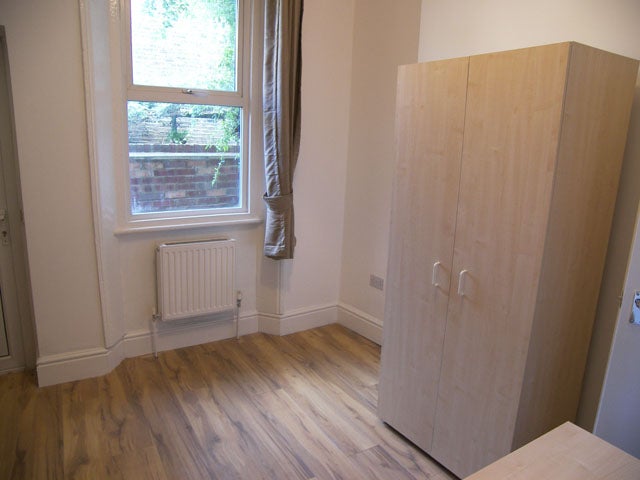 Flat Dalling Road in Greater London