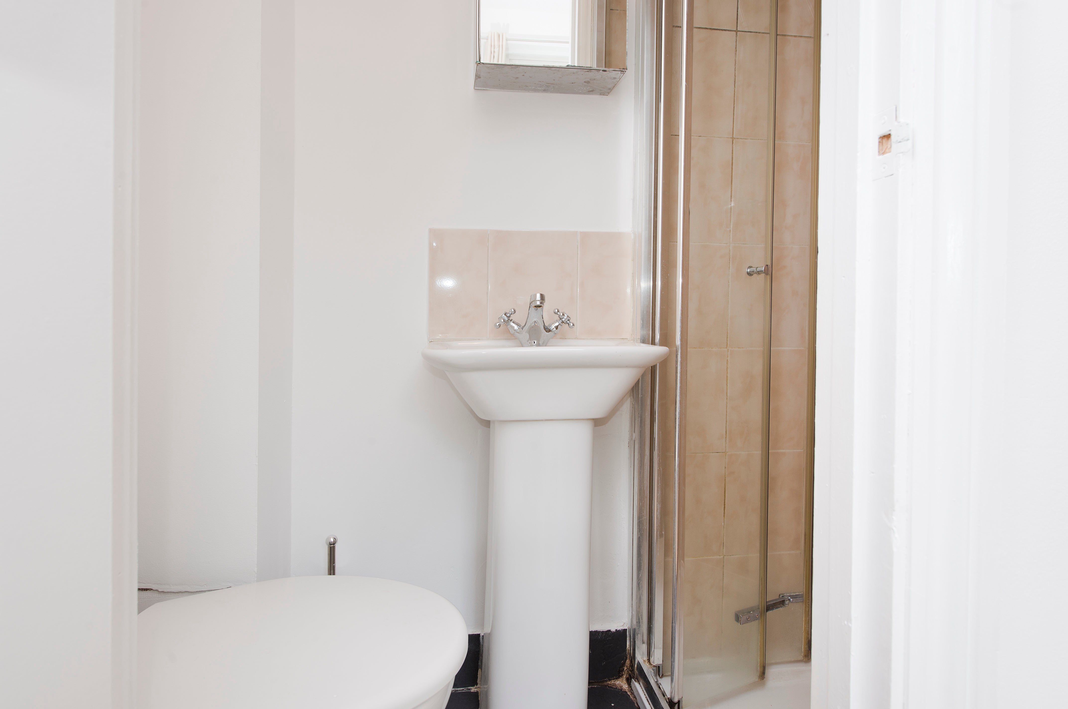 Flat Dalling Road in Greater London