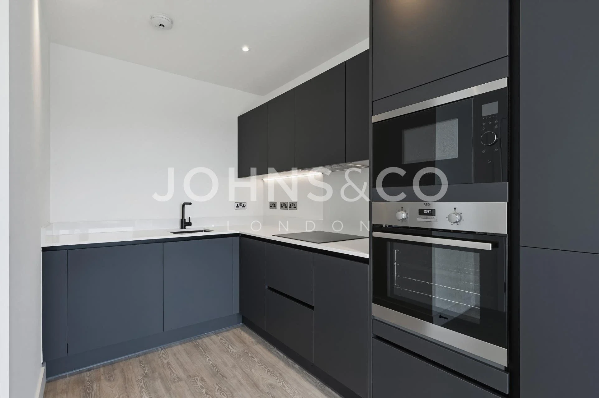 Flat Chiswick High Road in Greater London
