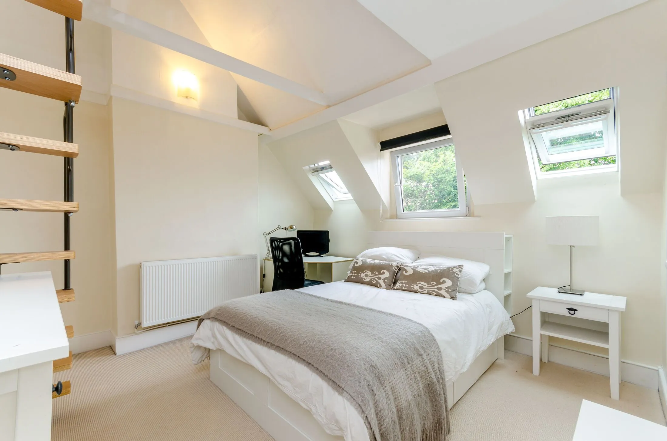 Flat Mexfield Road in Greater London