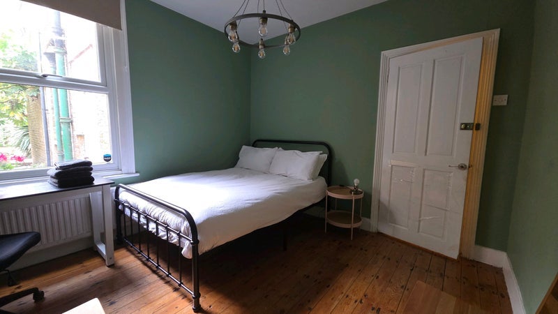 Room Carr Road in Greater London