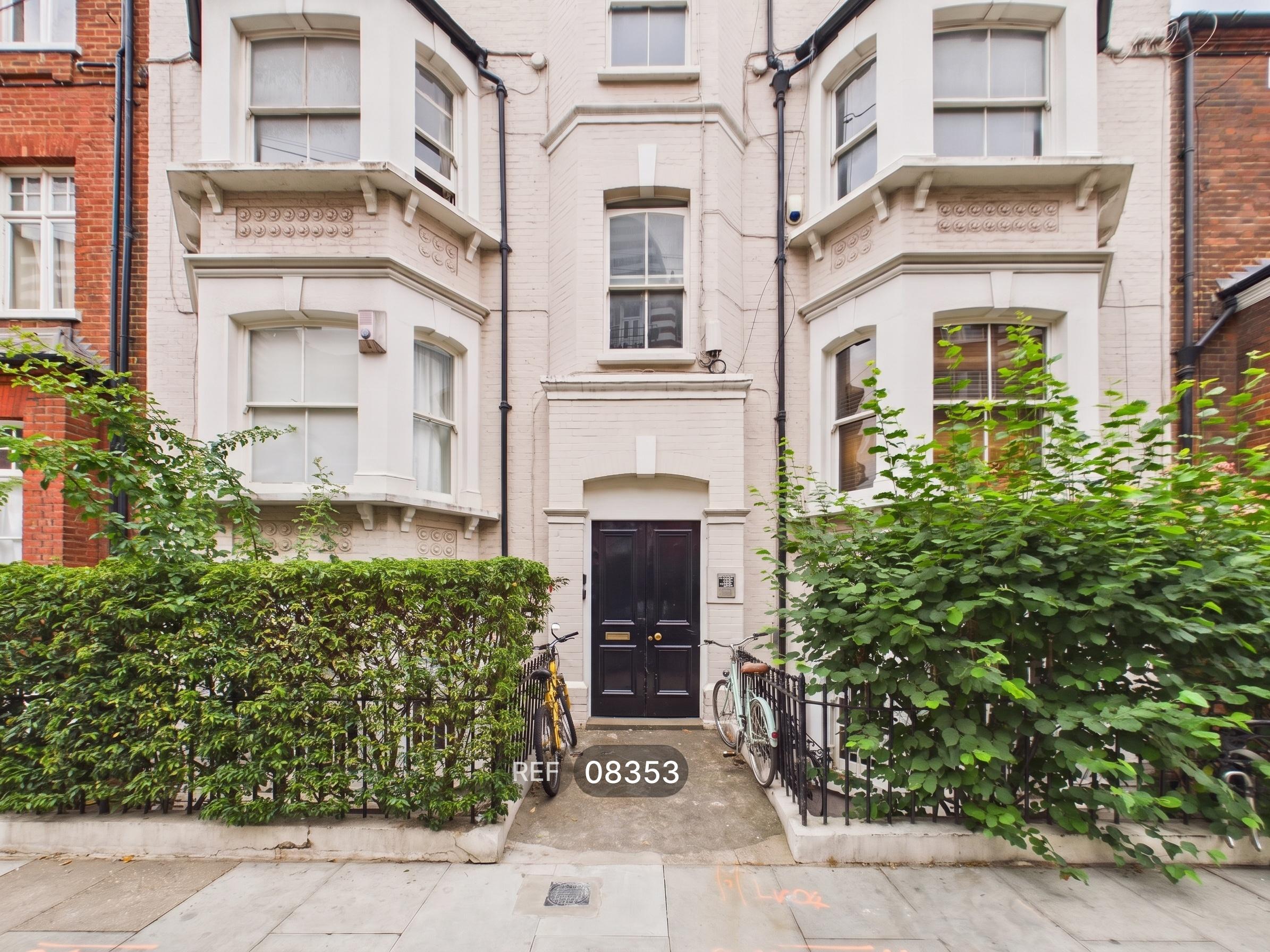 Flat Lurline Gardens in Greater London