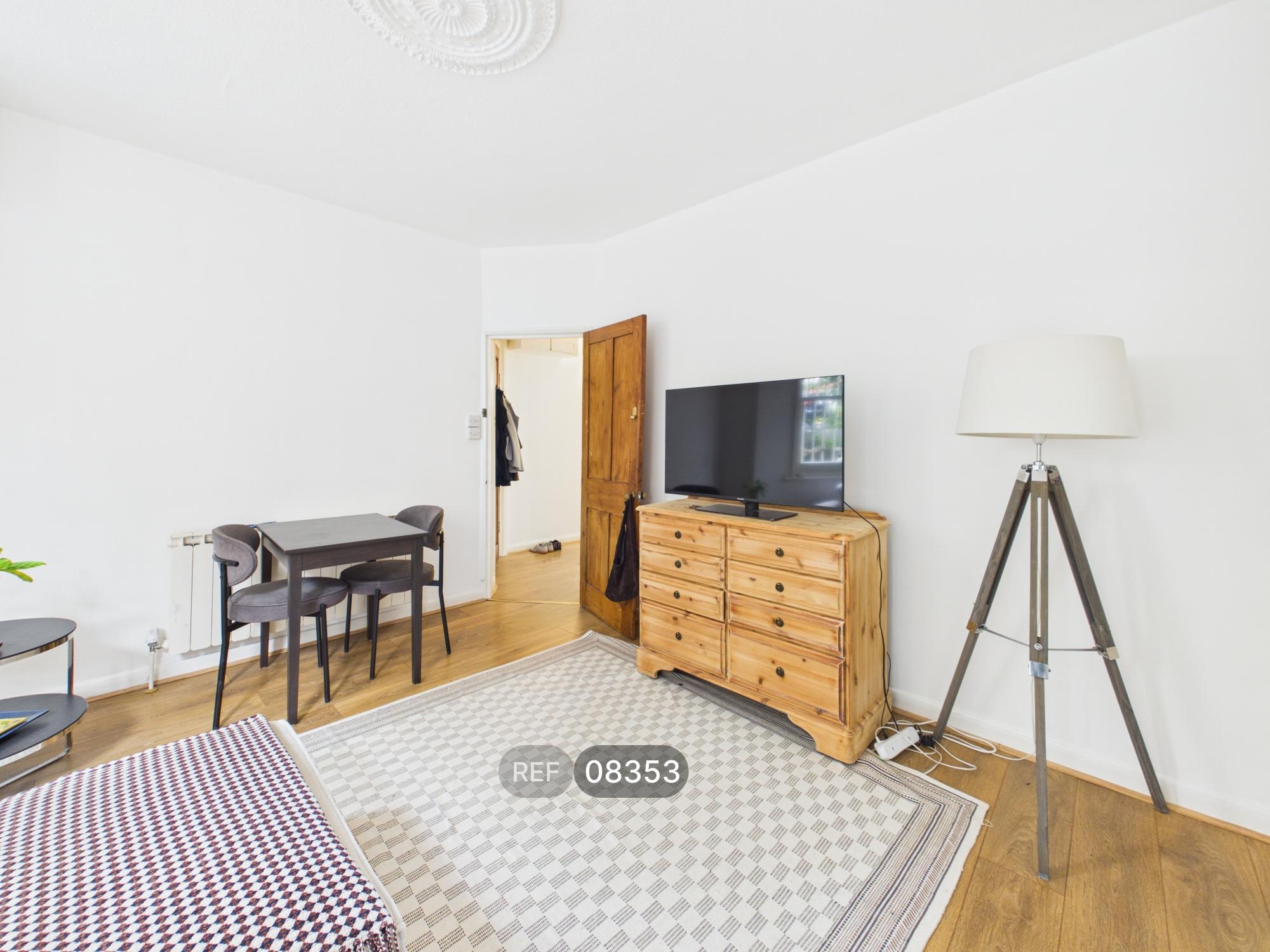 Flat Lurline Gardens in Greater London