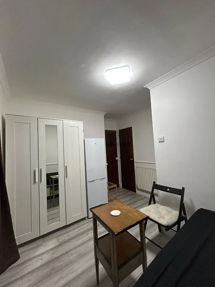 Room Hermit Road in Greater London