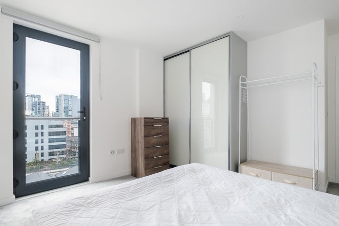 Flat Dock Street in Greater London
