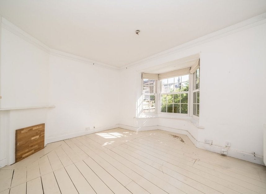 Flat Garratt Lane in Greater London