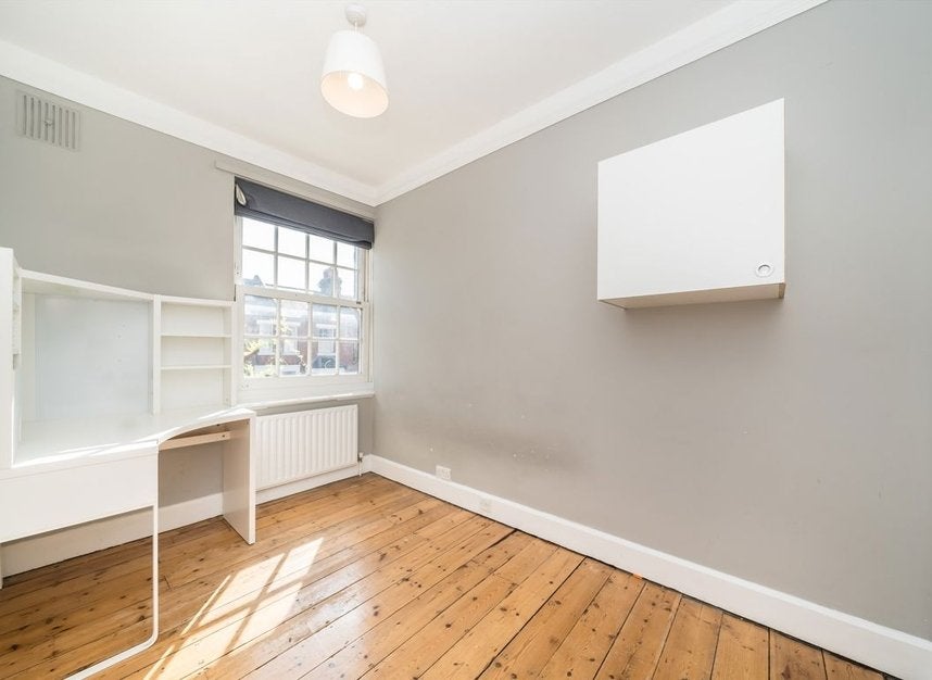 Flat Garratt Lane in Greater London