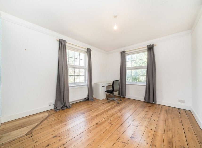 Flat Garratt Lane in Greater London