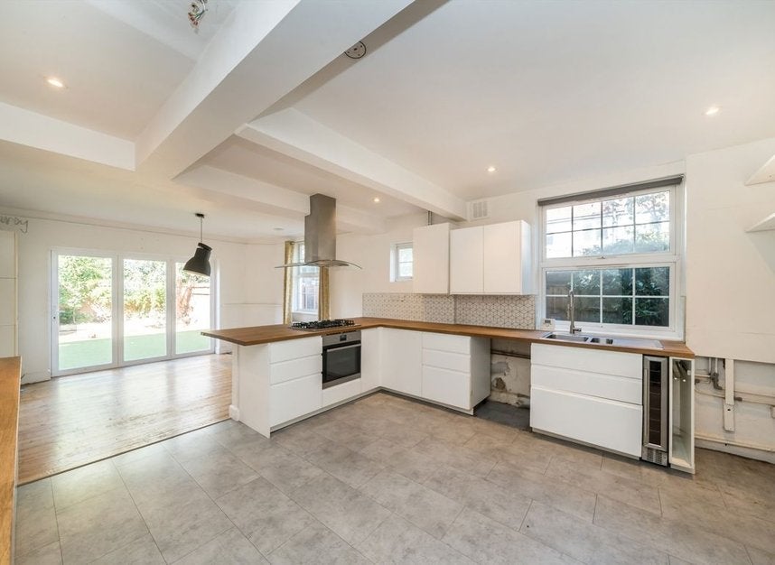 Flat Garratt Lane in Greater London