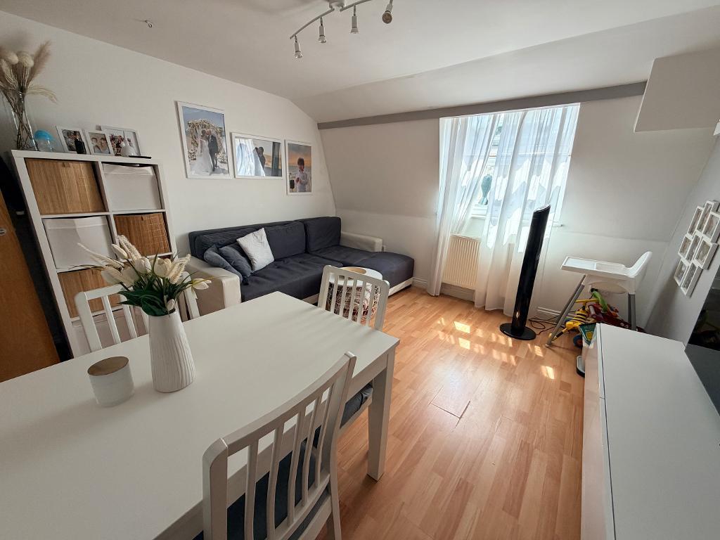 Flat Broadway in Greater London