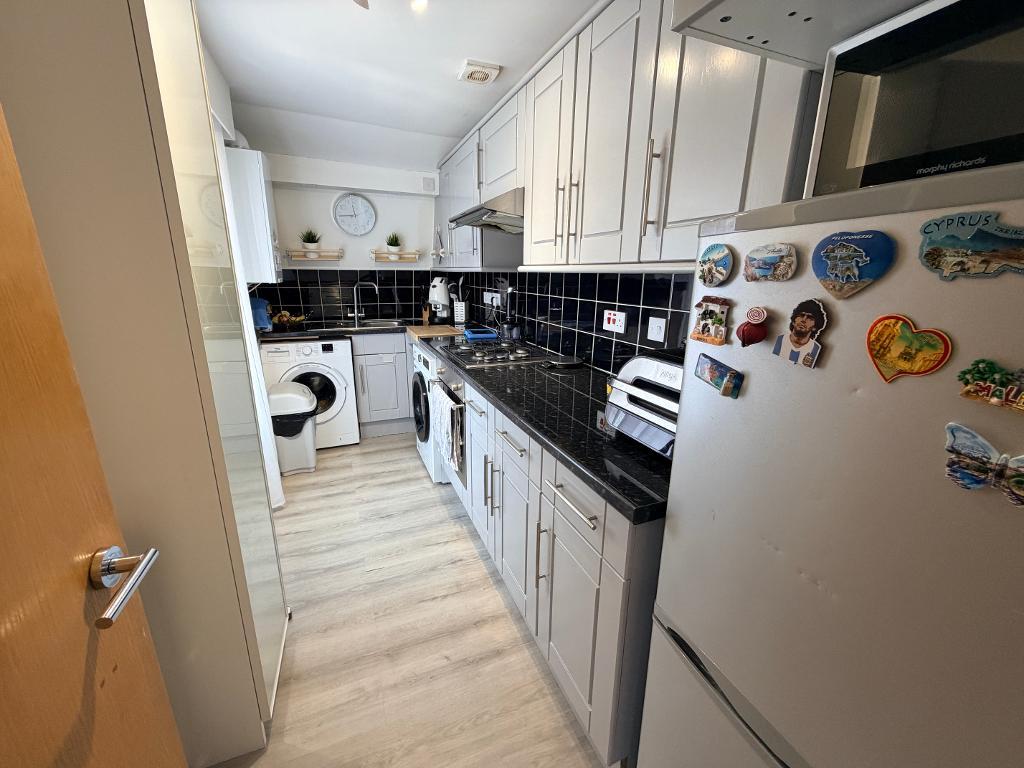 Flat Broadway in Greater London