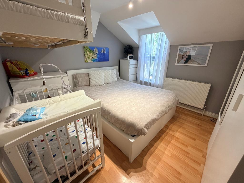 Flat Broadway in Greater London