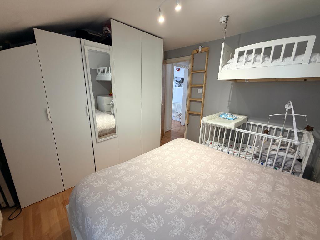 Flat Broadway in Greater London