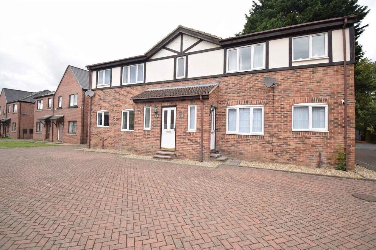 Flat Thornes Park Court in Wakefield