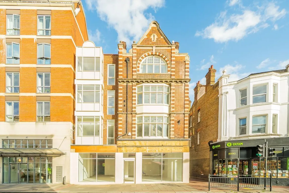 Flat High Street in Greater London