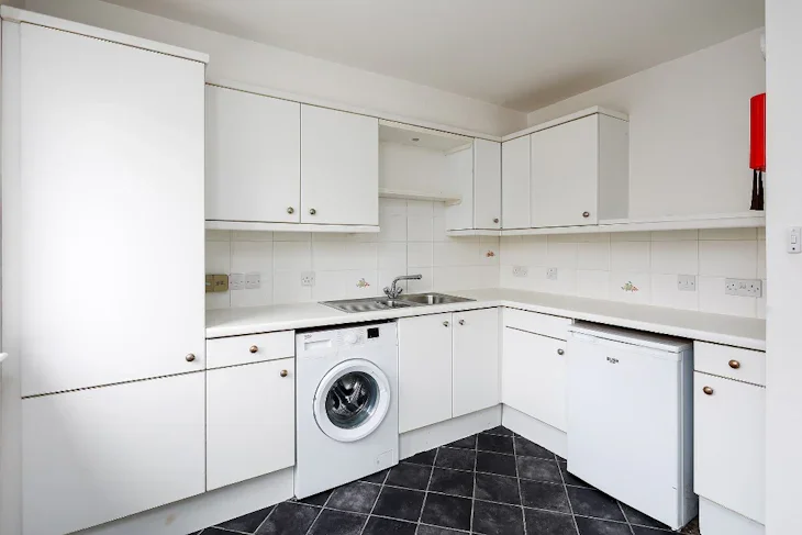 Flat Elgar Court in City of Edinburgh