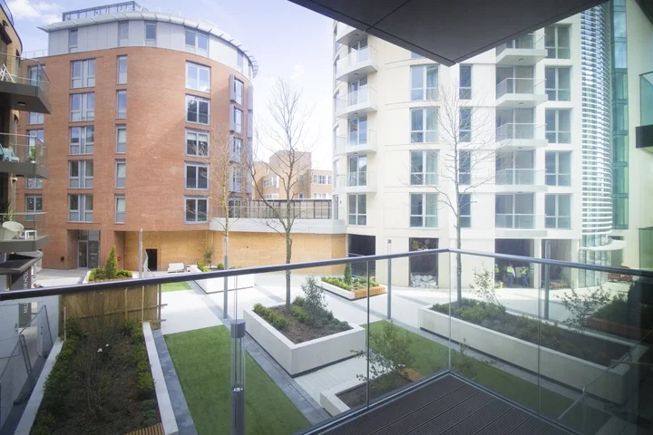 Flat Plaza Gardens in Greater London