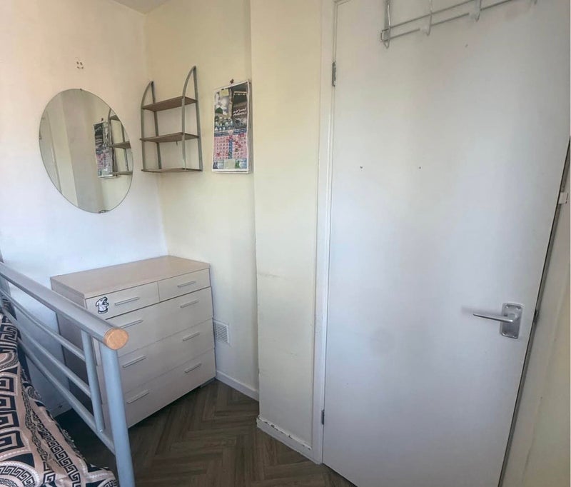 Room Ambleside Avenue in Bristol