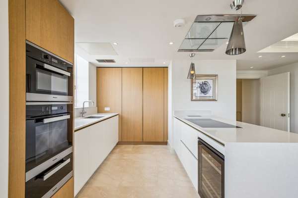 Flat Richmond Hill in Greater London
