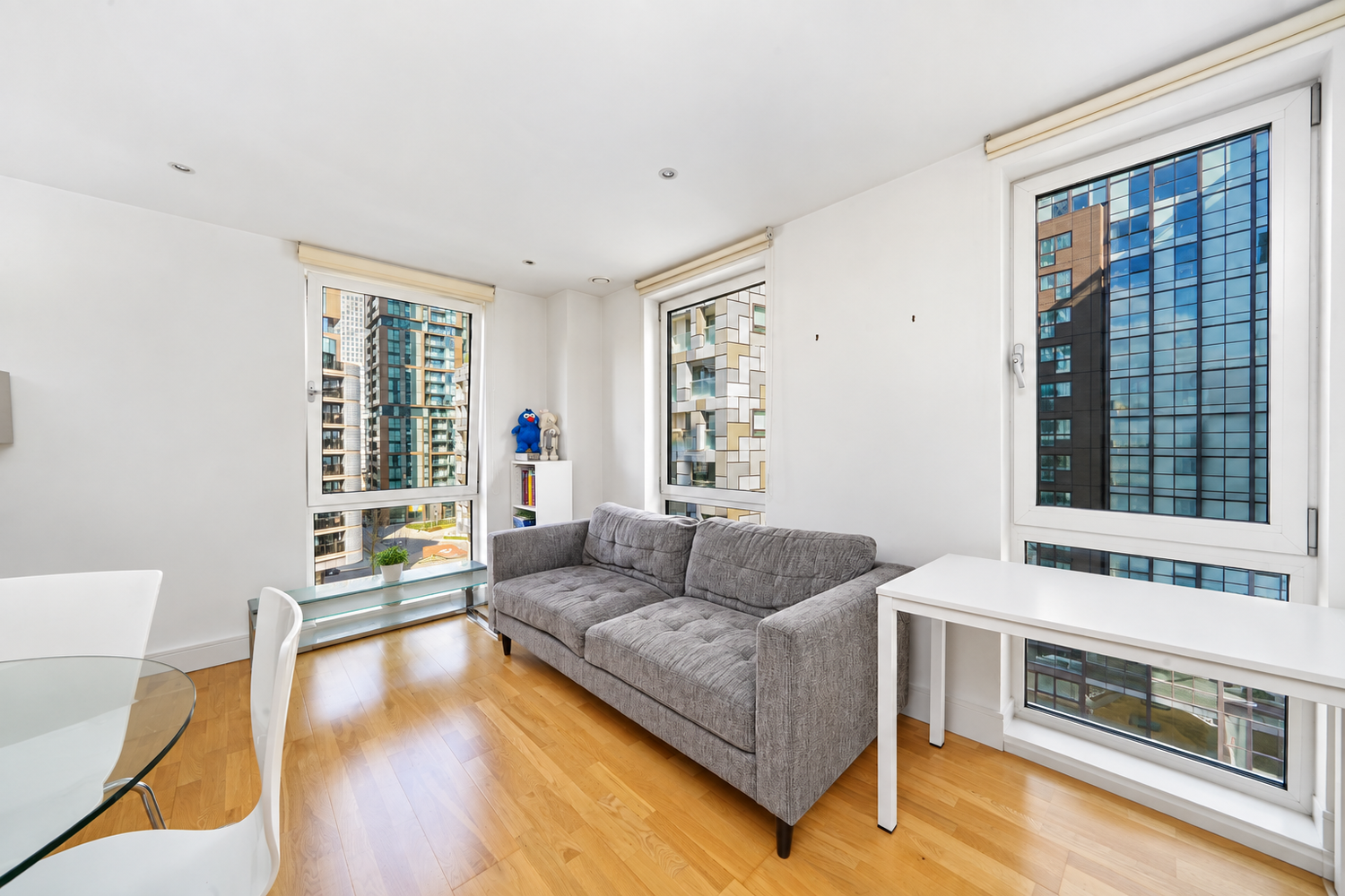 Flat Lincoln Plaza in Greater London