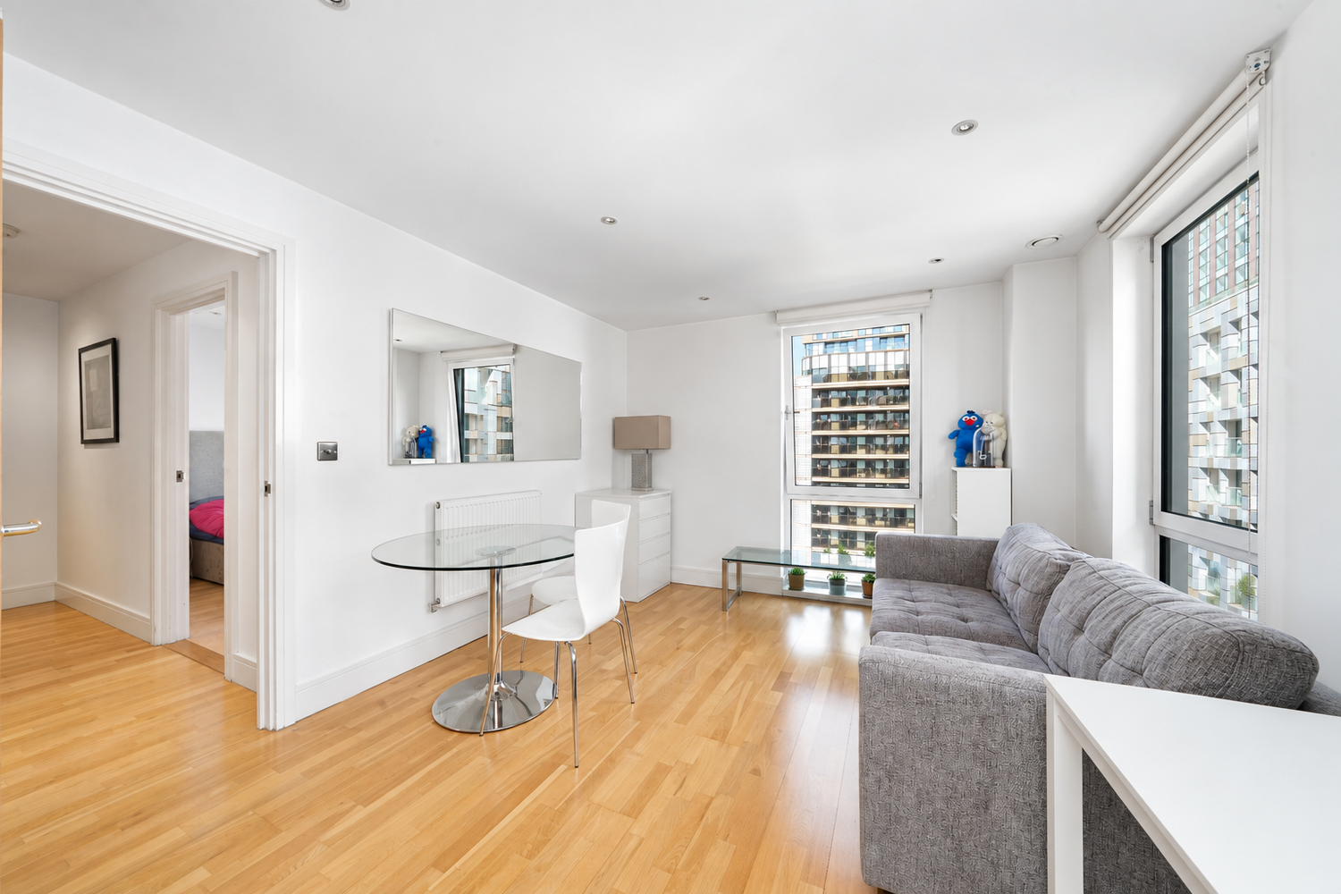 Flat Lincoln Plaza in Greater London