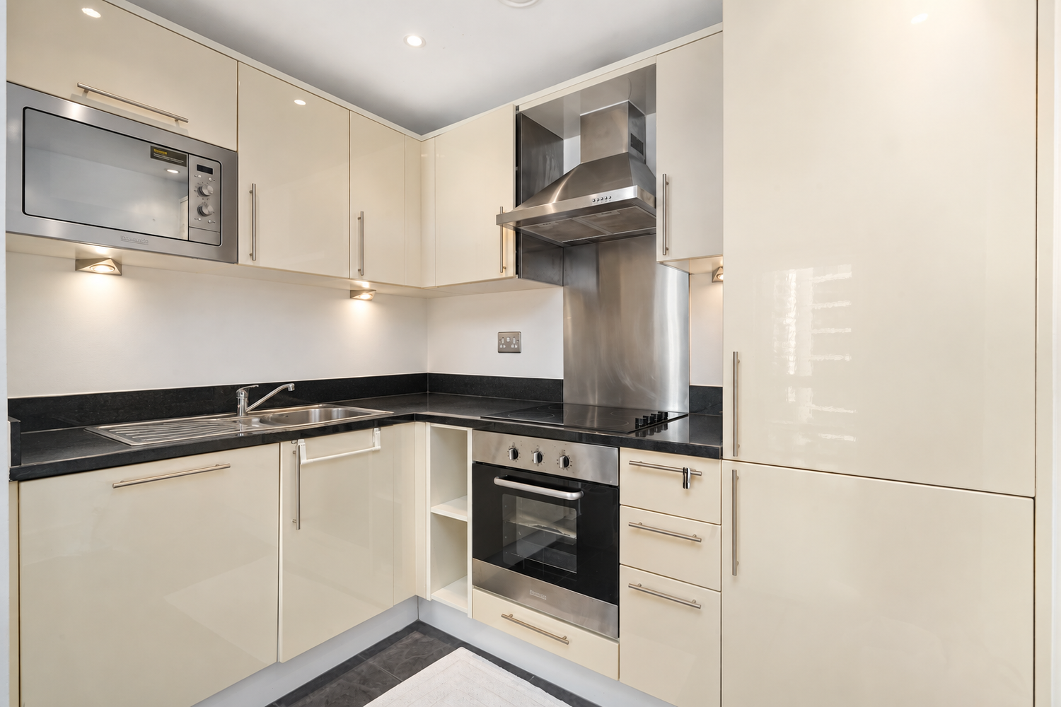 Flat Lincoln Plaza in Greater London