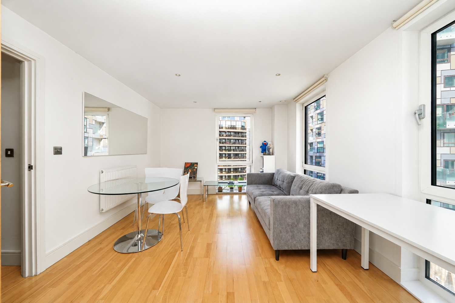 Flat Lincoln Plaza in Greater London