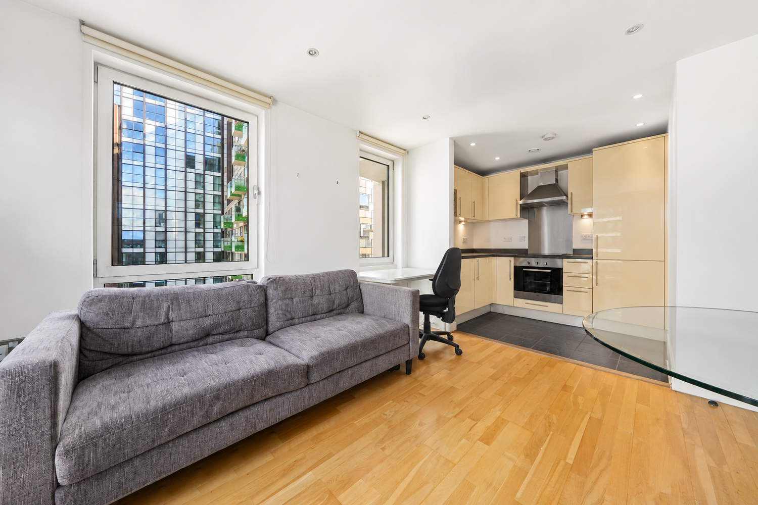Flat Lincoln Plaza in Greater London