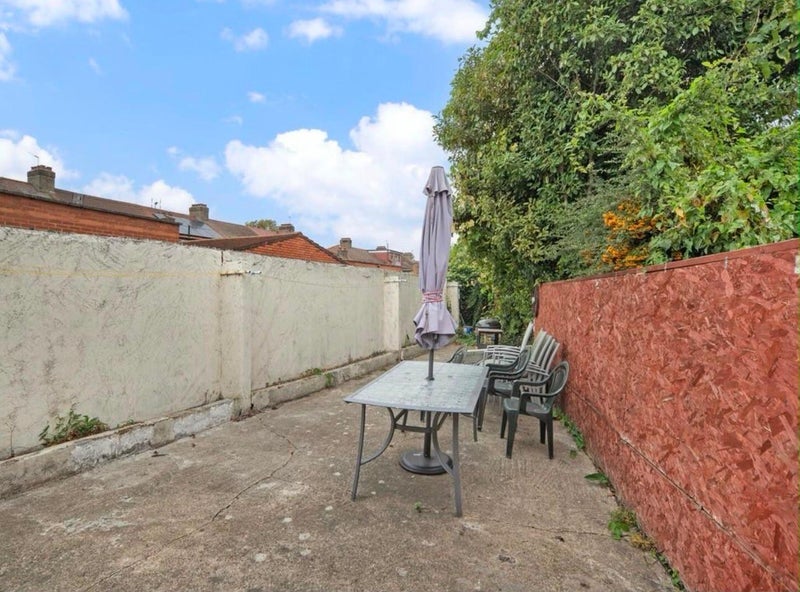 Room Huxley Road in Greater London