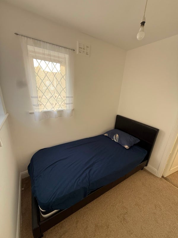 Room Huxley Road in Greater London
