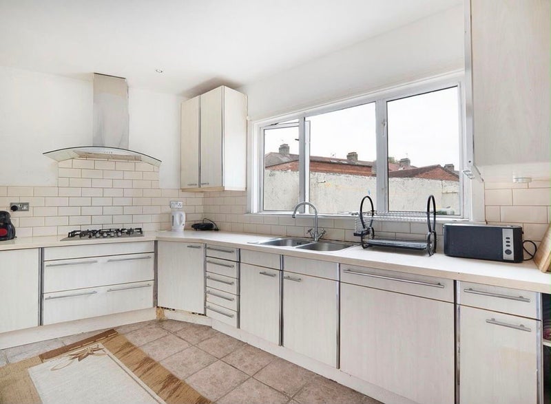 Room Huxley Road in Greater London