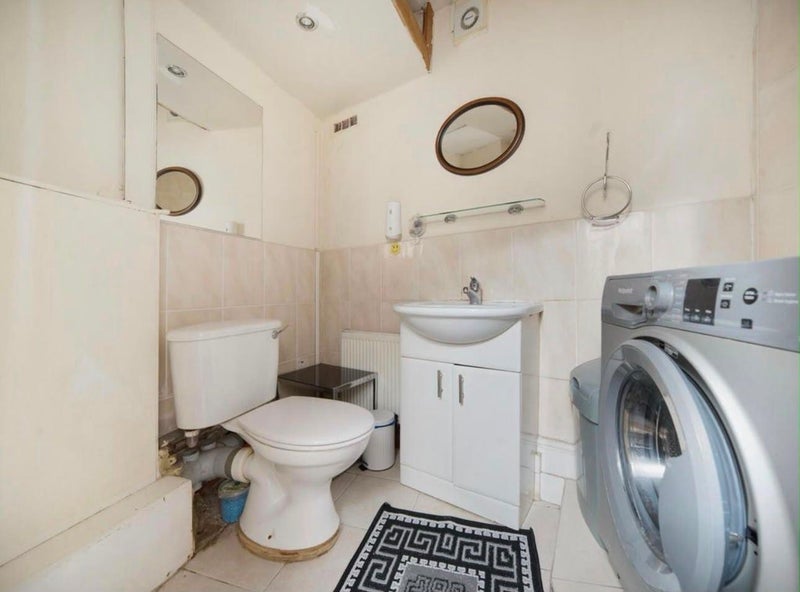 Room Huxley Road in Greater London