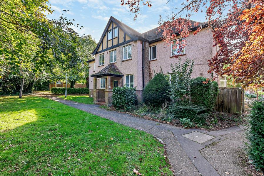 Flat Carew Road in Greater London