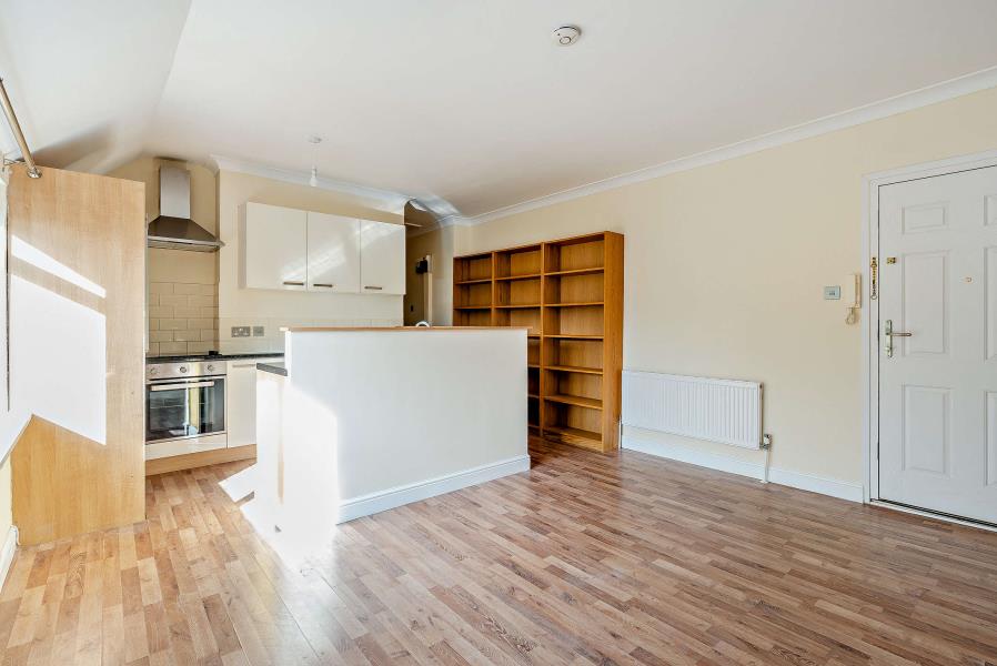 Flat Carew Road in Greater London