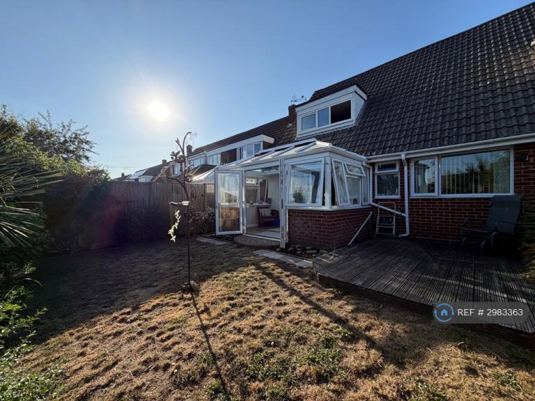 House Kingscote Road in Havant