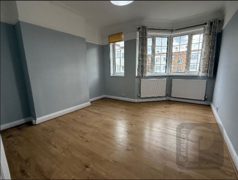 Flat Reeves Avenue in Greater London