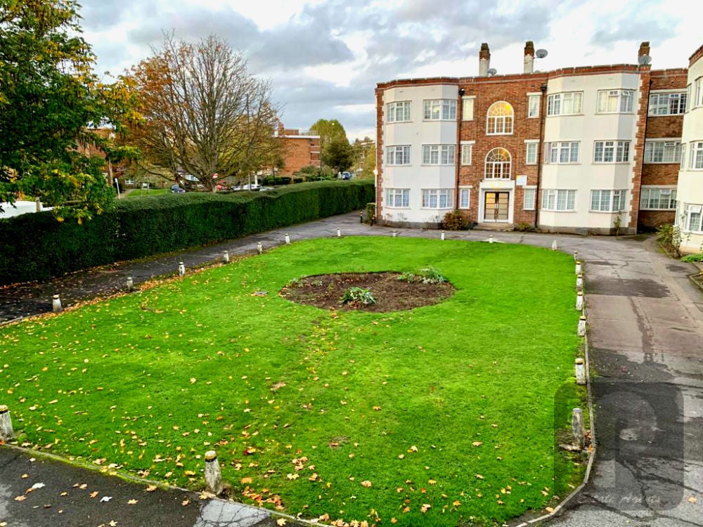Flat Reeves Avenue in Greater London