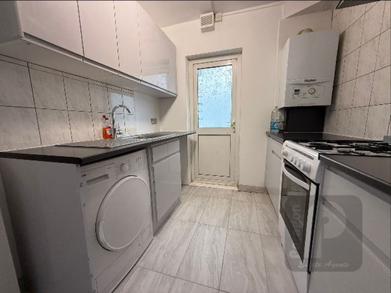 Flat Reeves Avenue in Greater London