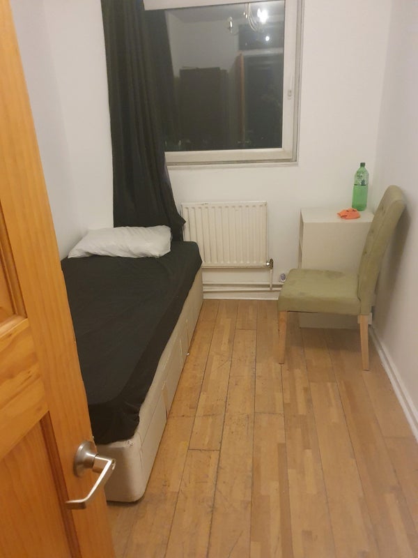 Room Treherne Court in Greater London
