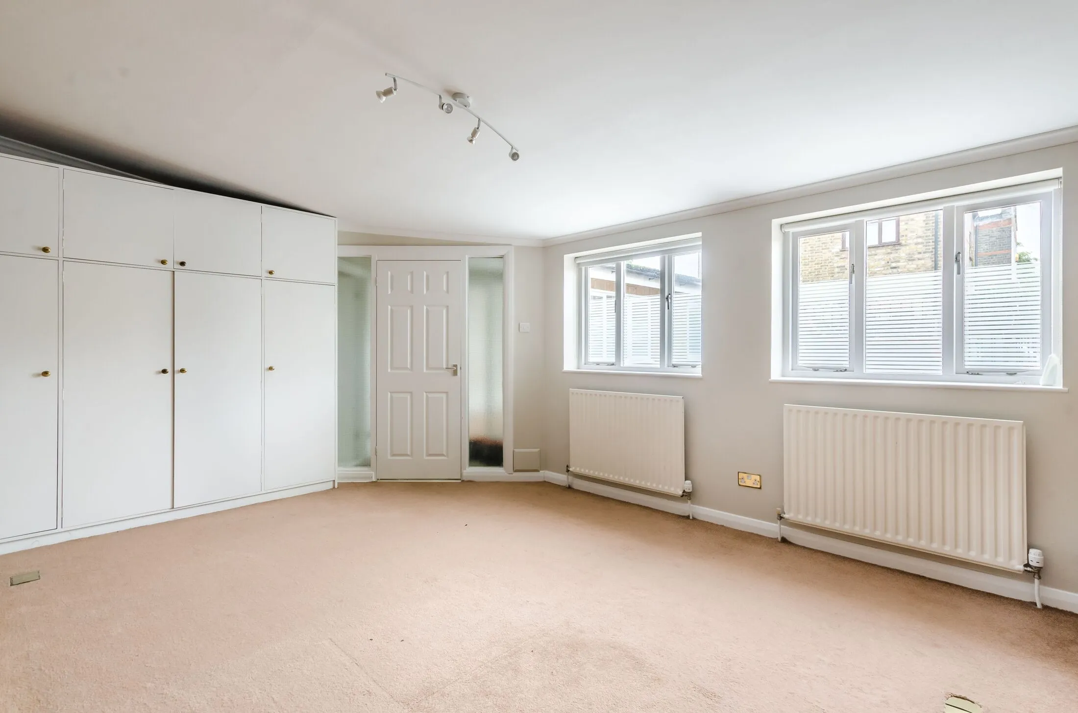 Flat Chestnut Grove in Greater London