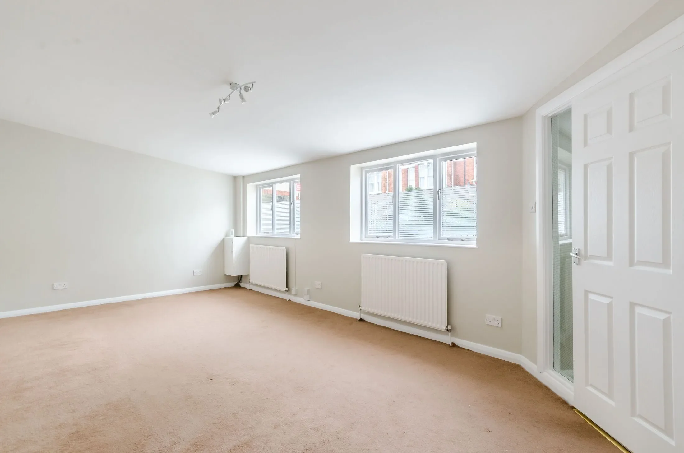 Flat Chestnut Grove in Greater London