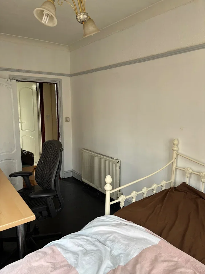 Room Callander Road in Greater London
